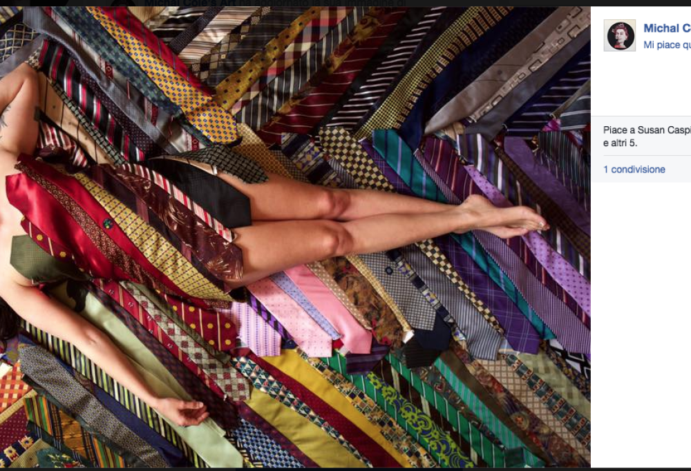 45 tonnellate di cravatte contro il maschilismo: la sorprendente installazione artistica che lascia a bocca aperta