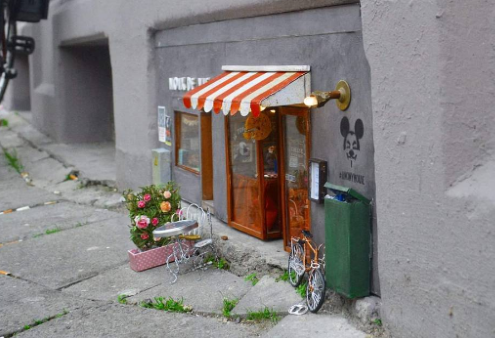 Negozi a misura di topo. L’ultima provocazione della street art