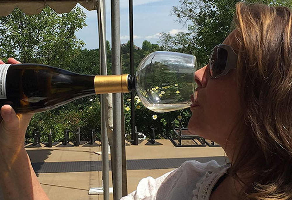 Il bicchiere da vino si attacca alla bottiglia!