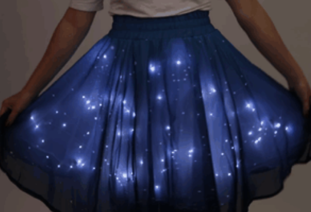 La gonna stellata mette chi la indossa al centro dell’universo