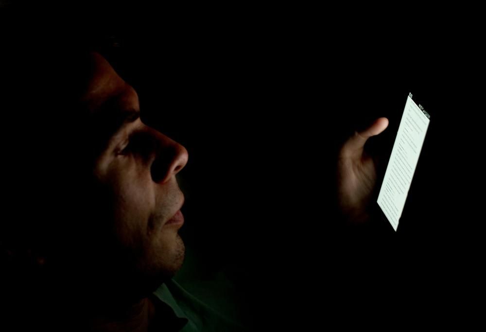 Ecco perché non utilizzare lo smartphone dopo le 9 di sera