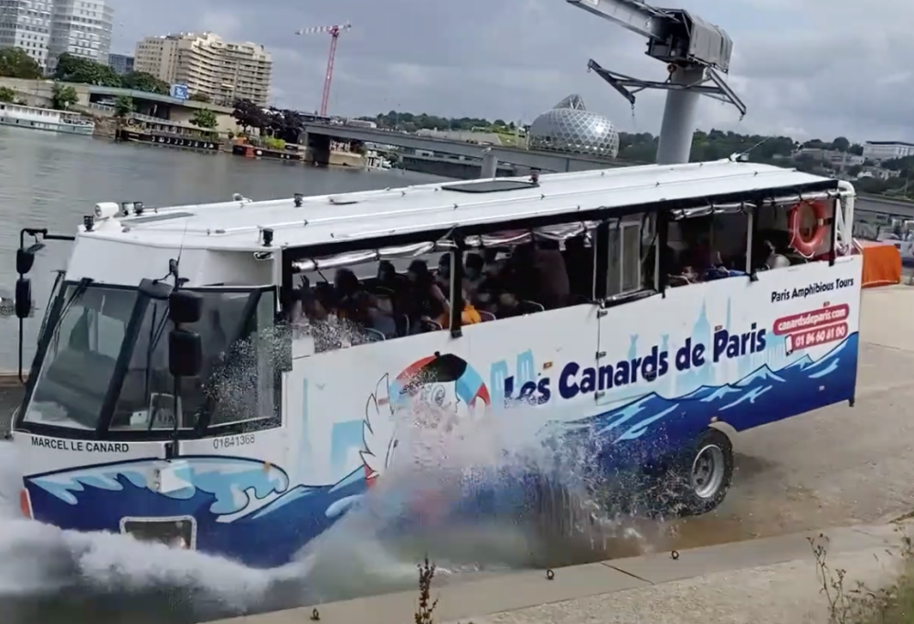 L’incredibile bus anfibio che si tuffa nelle acque di Parigi