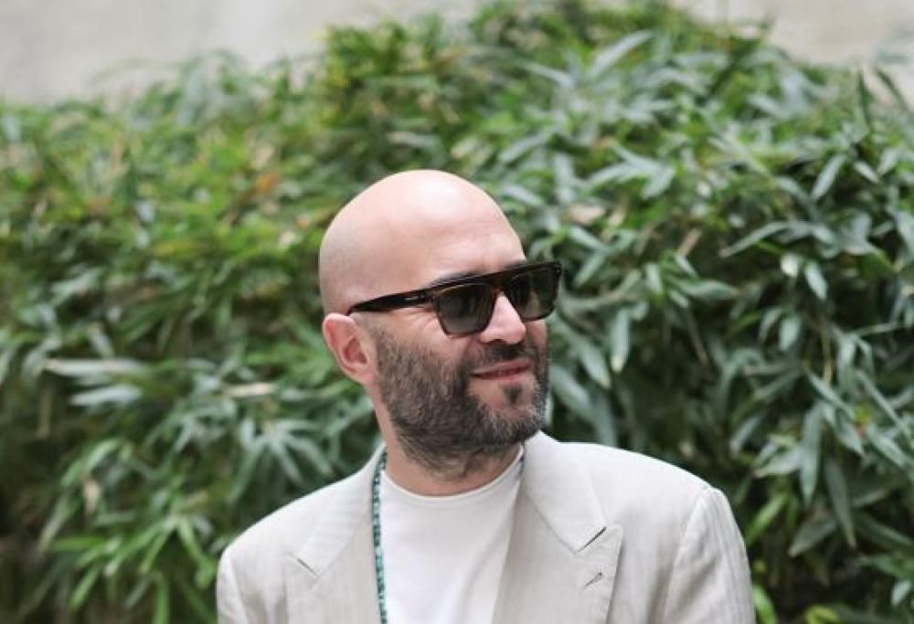 Giuliano Sangiorgi torna al suo liceo e suona Diamanti: il video