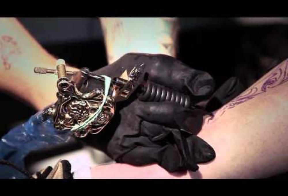 Il video incredibile del tatuatore senza braccia