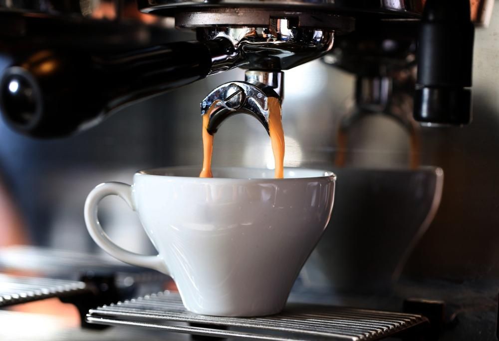 Il caffè nella tazzina di plastica è buono come quello in tazza di vetro? La risposta