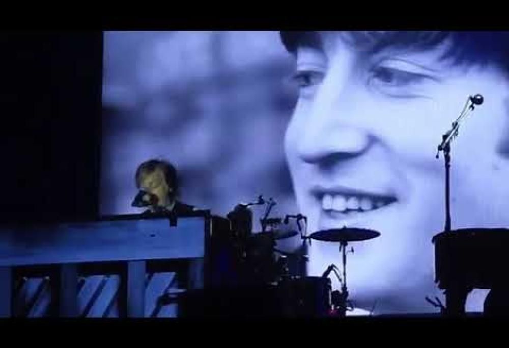 Paul McCartney suona dal vivo Now and Then per la prima volta. Il video