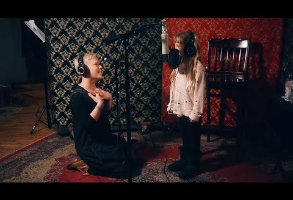 Pink: l’emozionante duetto con la figlia Willow