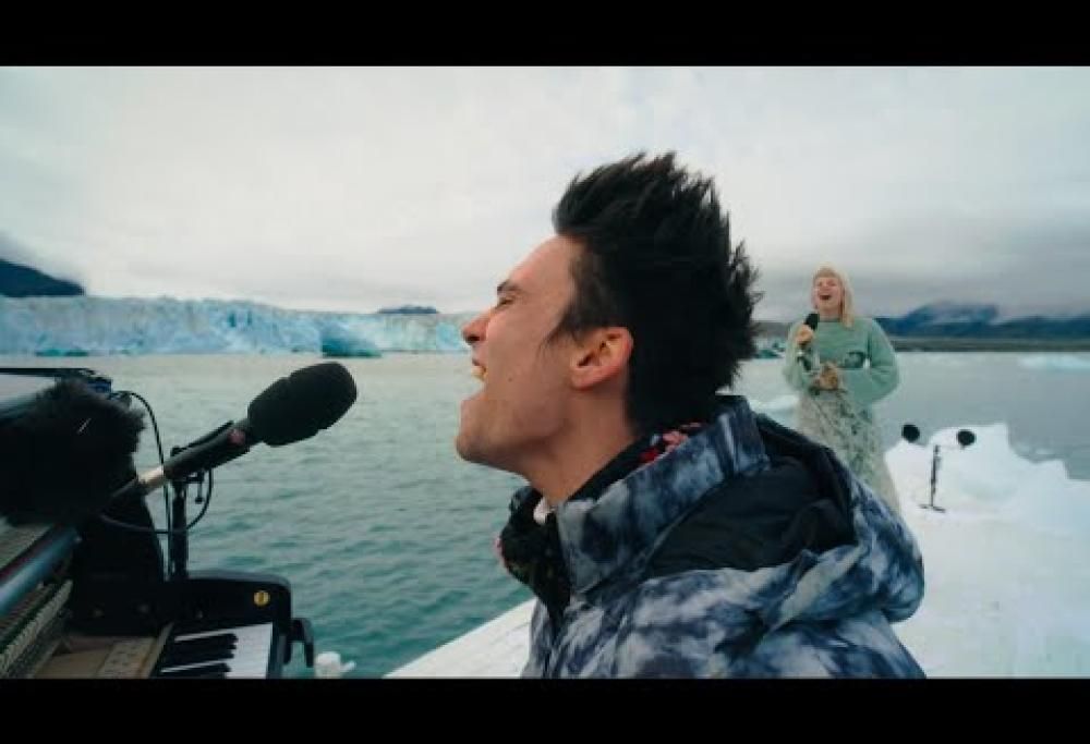 Jacob Collier suona il pianoforte su un iceberg tra i ghiacciai. Il bellissimo video