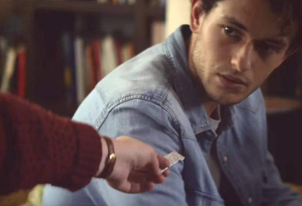 Una storia d’amore legata da un chewingum. L’emozionante spot di Extra Gum