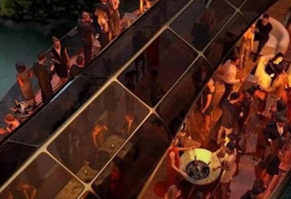 Vetro e alta tecnologia per il treno che sfreccia come una cometa nella notte