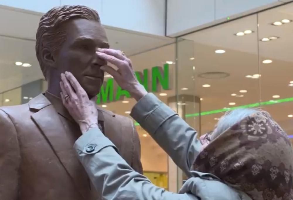 La statua di cioccolato che tenta troppo i golosi