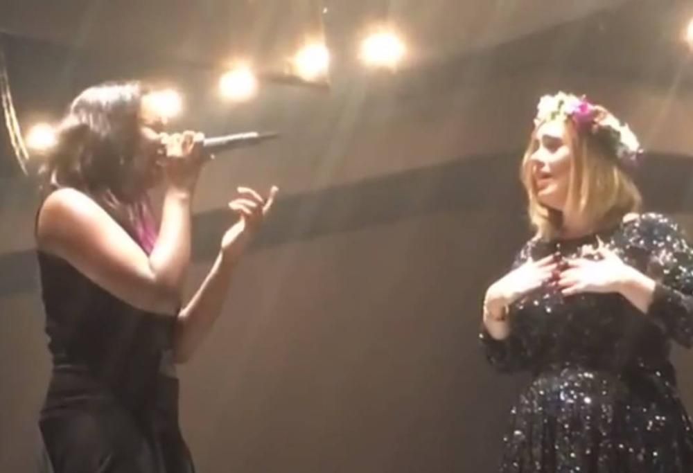 Adele sorpresa dalla voce meravigliosa di una sua fan. Guarda il video