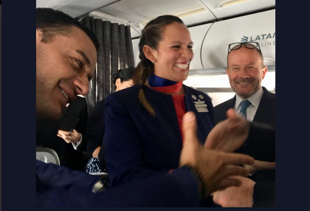 Matrimonio tra le nuvole: il Papa celebra in volo le nozze tra un’hostess e uno steward