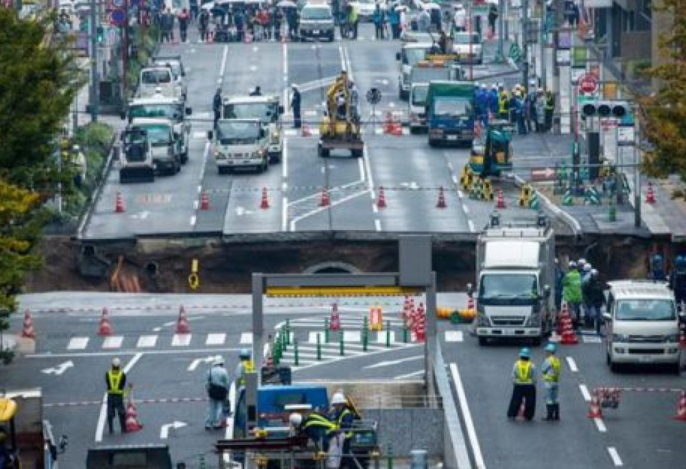 Un’enorme voragine si apre nel centro della città. Paura in Giappone