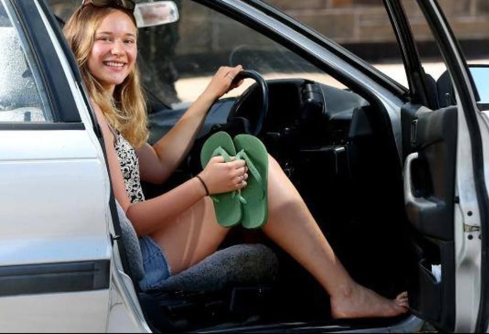 Scalzi o con le infradito alla guida? Si può fare, ma attenzione all’assicurazione