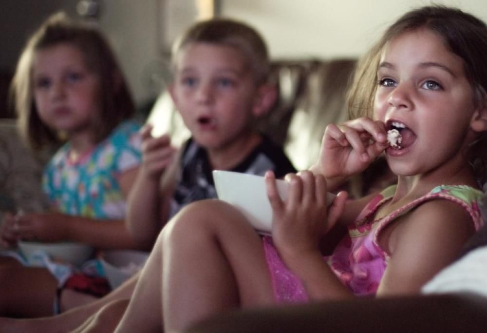 La pubblicità influenza l’alimentazione dei bambini. Più snack anche senza fame