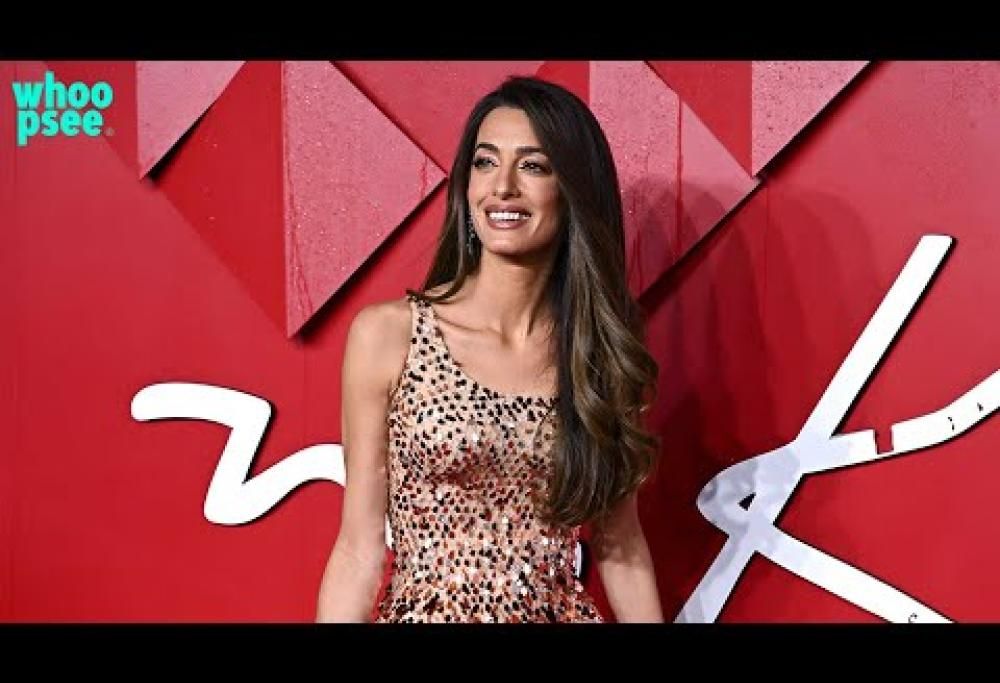 Amal Clooney splendente in rosso fiamma