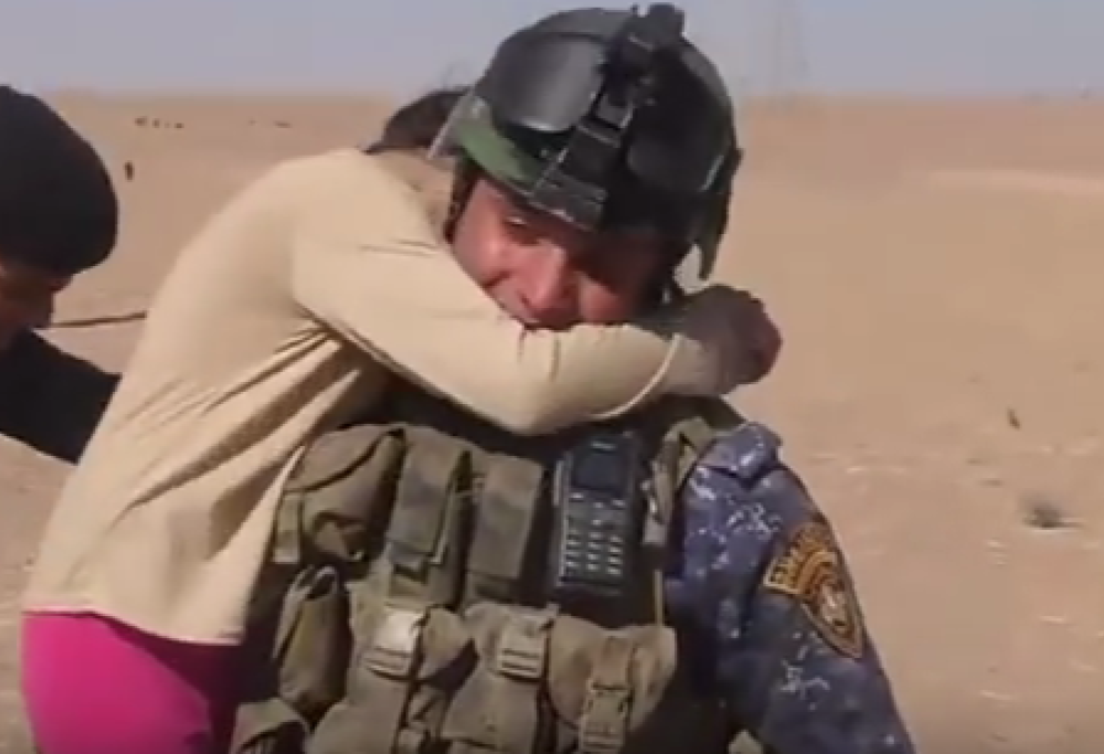 La bimba in fuga dall’Isis abbraccia i soldati che l’hanno salvata