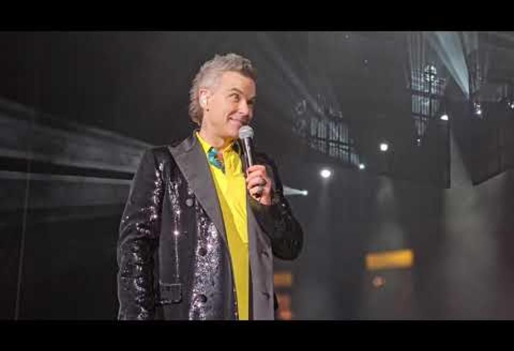 Robbie Williams dedica Angels alla fan scomparsa durante lo show a Sydney: il video