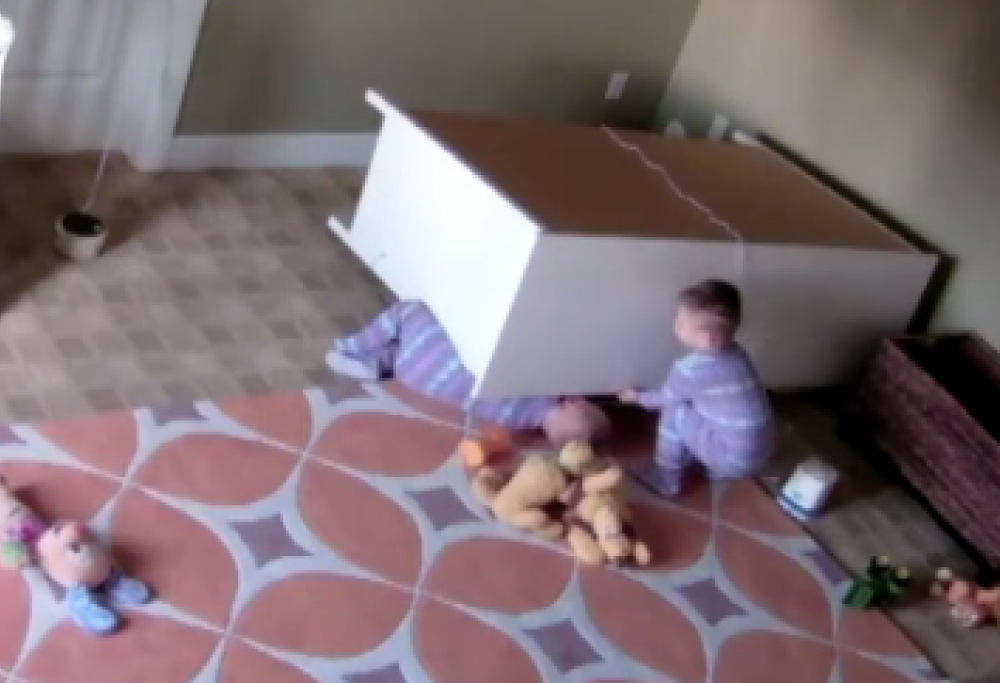 Bimbo di 2 anni salva il fratellino intrappolato sotto una cassettiera