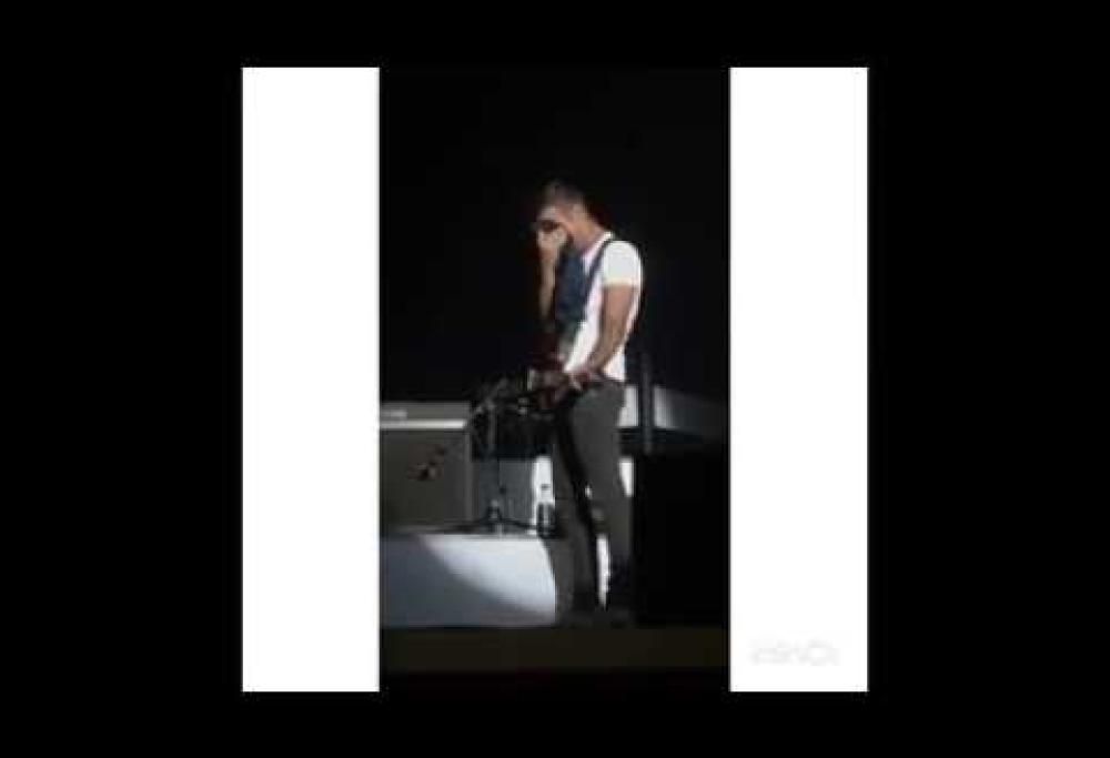 Francesco Gabbani si commuove durante il live all’Ariston di Sanremo