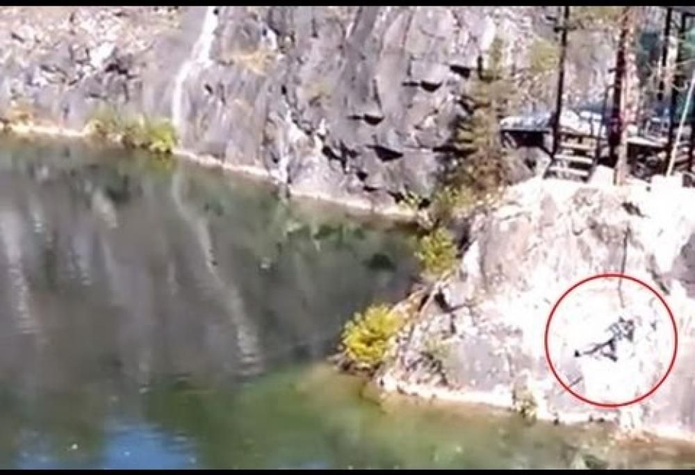 Bungee-jumping, questa ragazza è viva per miracolo
