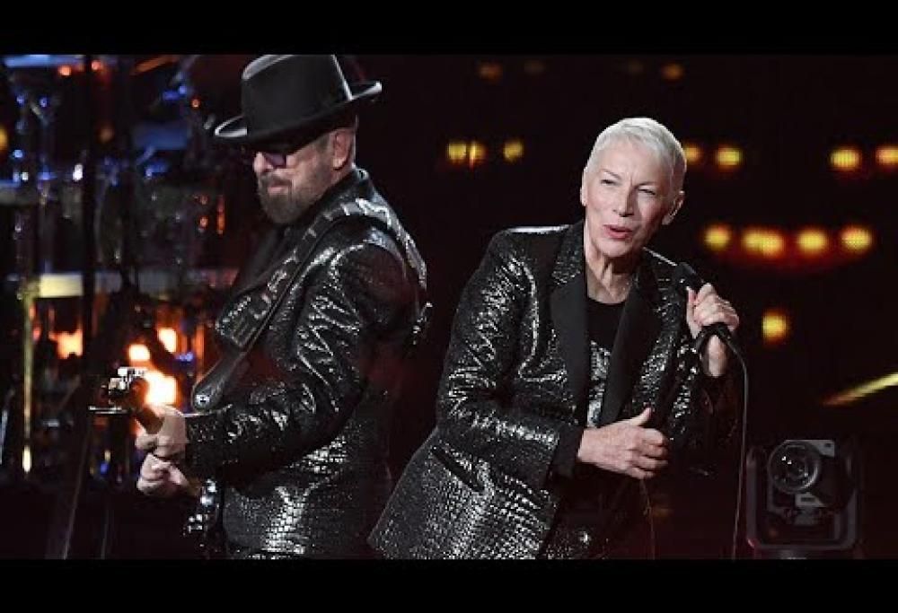 Gli Eurythmics si riuniscono per una memorabile esibizione live: il video