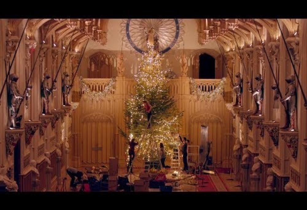 Maestoso e mozzafiato: guarda com’è l’albero di Natale della Regina Elisabetta