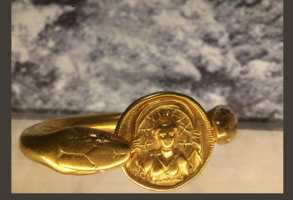 Tutti a bocca aperta di fronte al bracciale ritrovato a Pompei