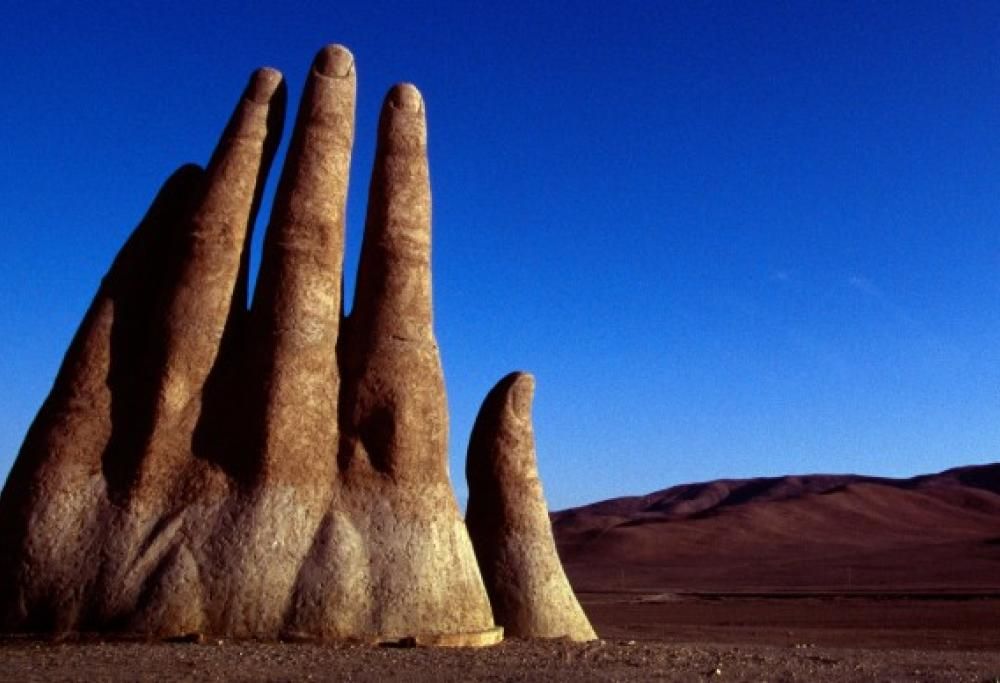 Una mano affiora dal deserto di Atacama. Cos’è la “Mano del Desierto”