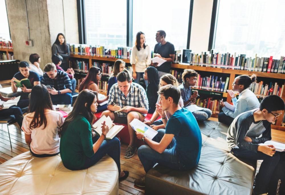 La biblioteca umana dove le persone raccontano la propria storia contro i pregiudizi