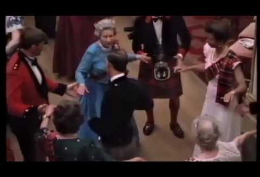 La Regina Elisabetta felice mentre danza i balli scozzesi: il video