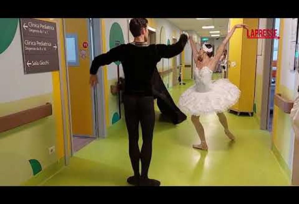 Roberto Bolle danza per i bambini tra le corsie dell’ospedale. Il video