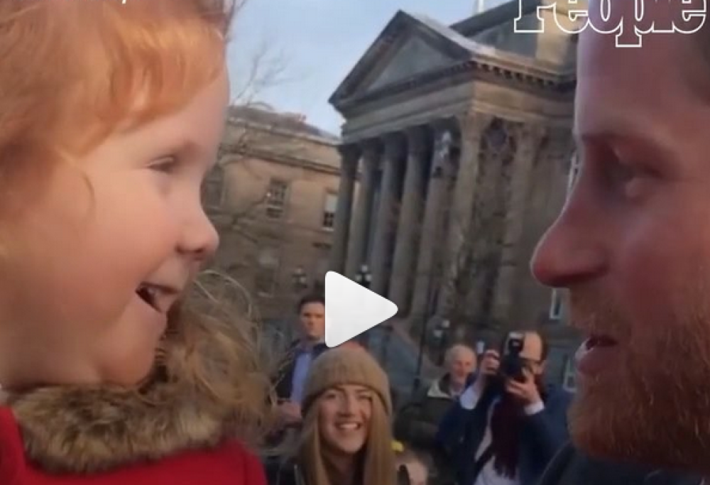 Il Principe Harry ha una nuova amica dai capelli rossi. Il video