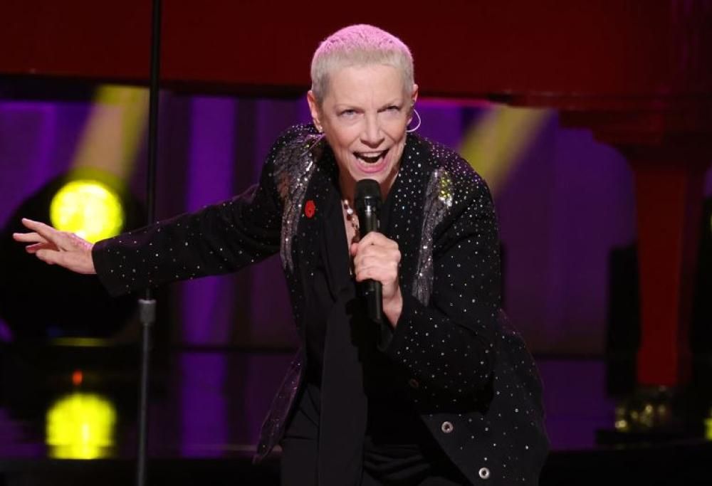 Annie Lennox esegue Border Song