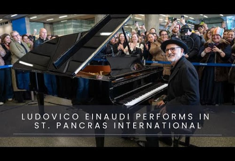 Ludovico Einaudi suona il piano nella stazione di St Pancras a Londra: il video