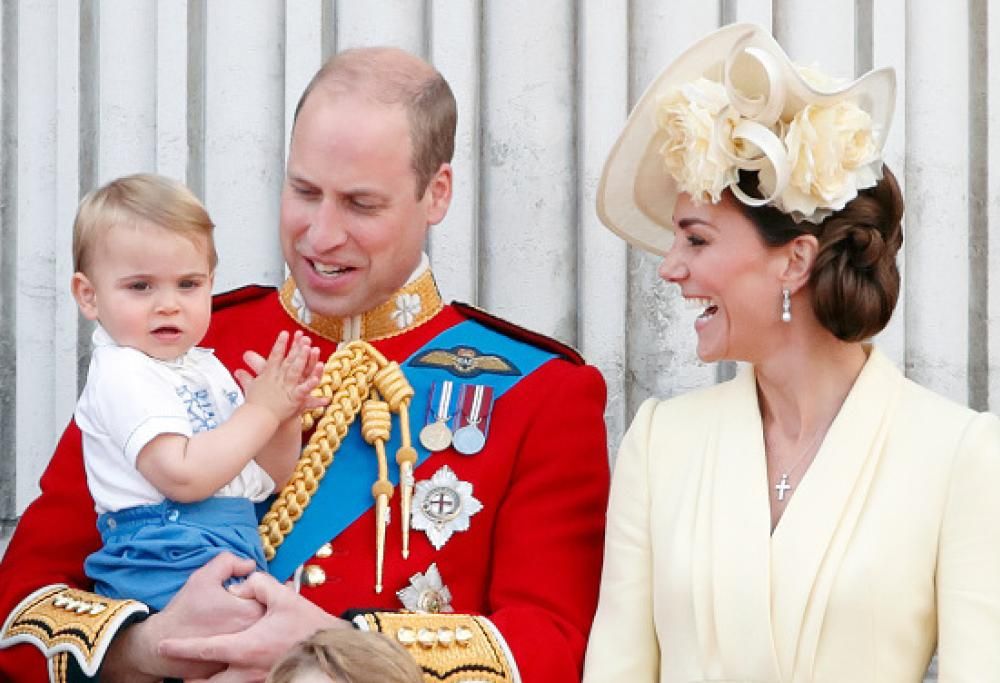 Il principino Louis sorride in uno scatto inedito e ringrazia i fan per gli auguri