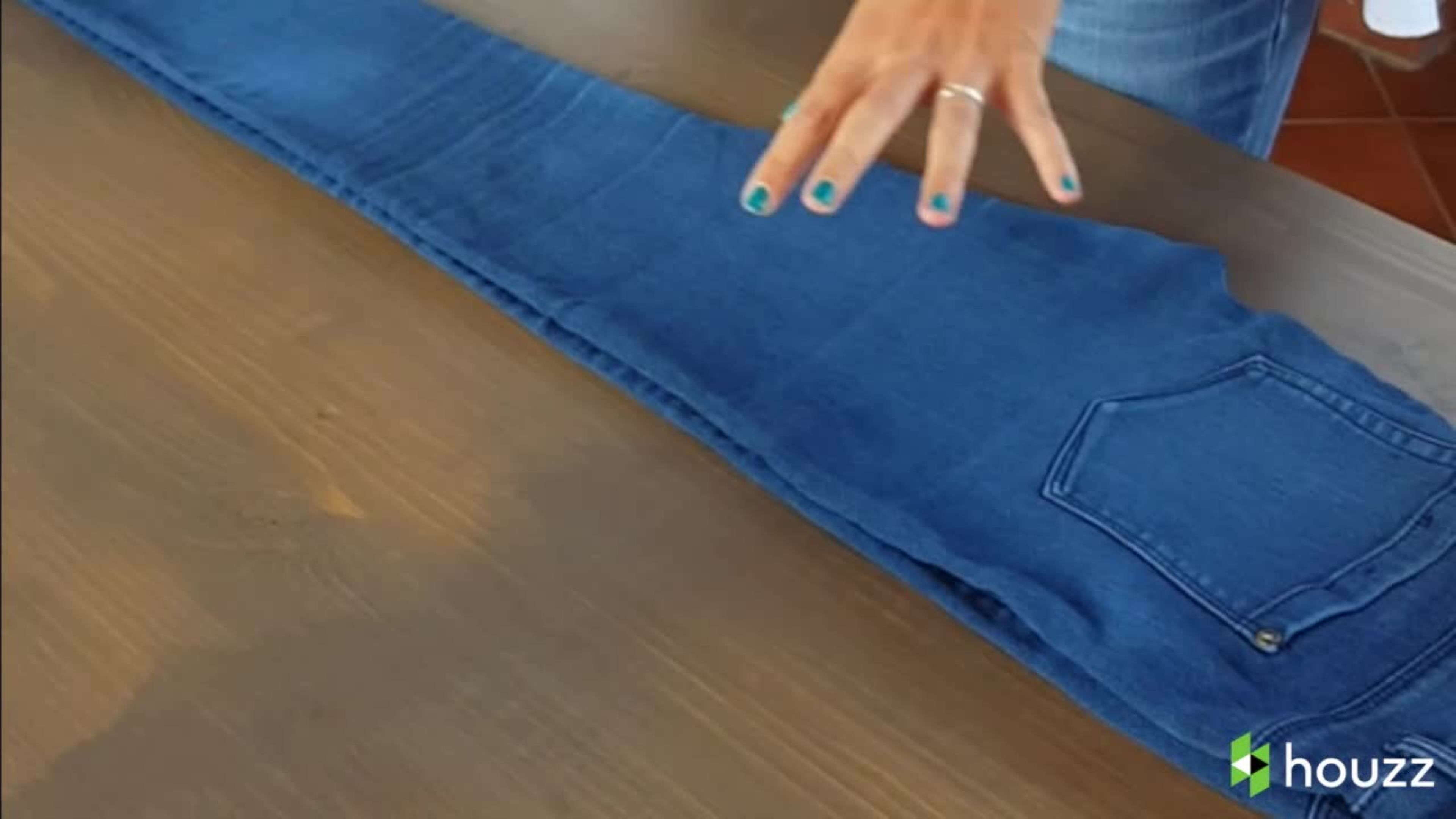 Poco spazio nell’armadio? Ecco come piegare i jeans!