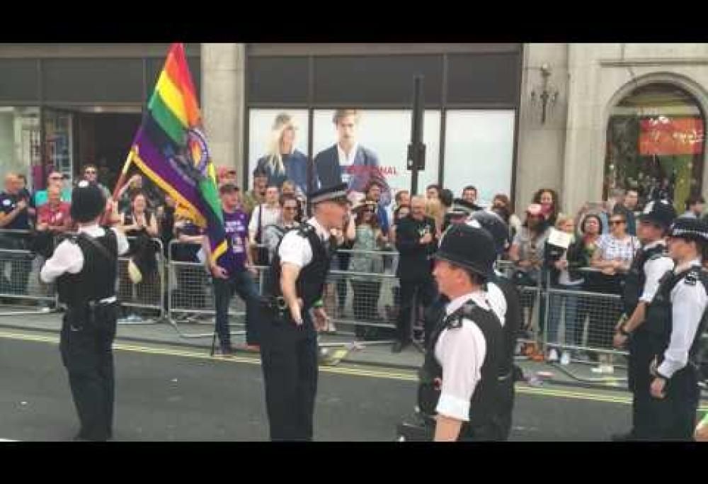 Gay Pride a Londra, il poliziotto chiede la mano al fidanzato