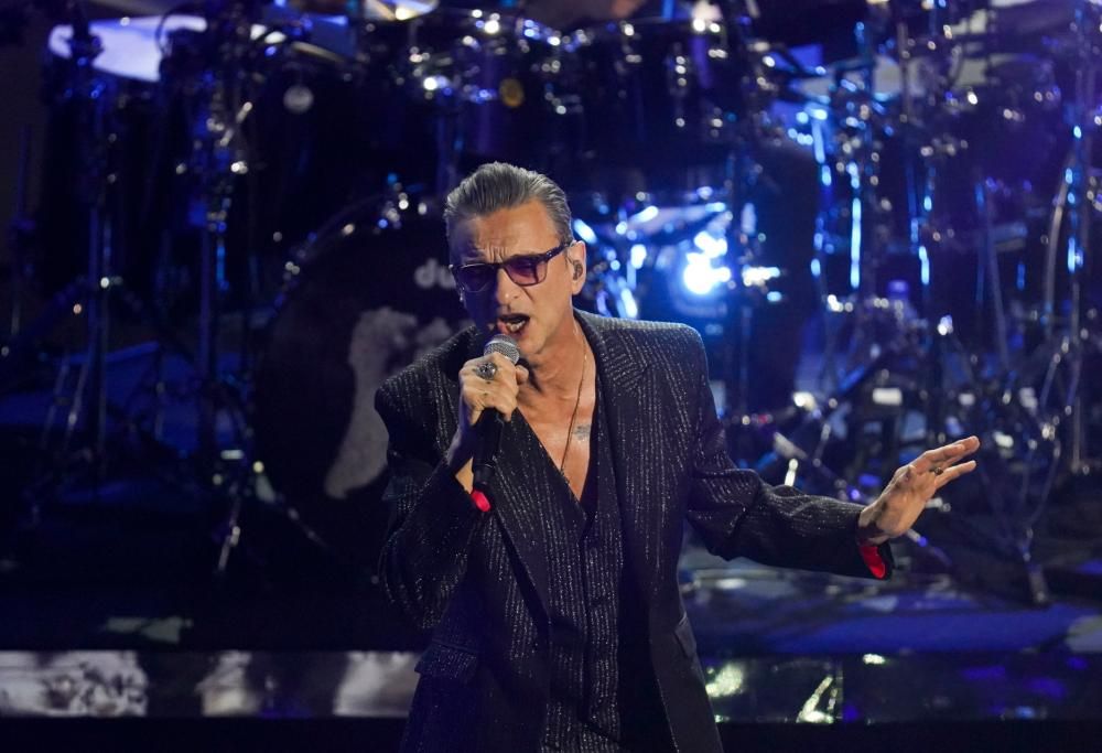 I Depeche Mode eseguono una memorabile versione di Personal Jesus: il video