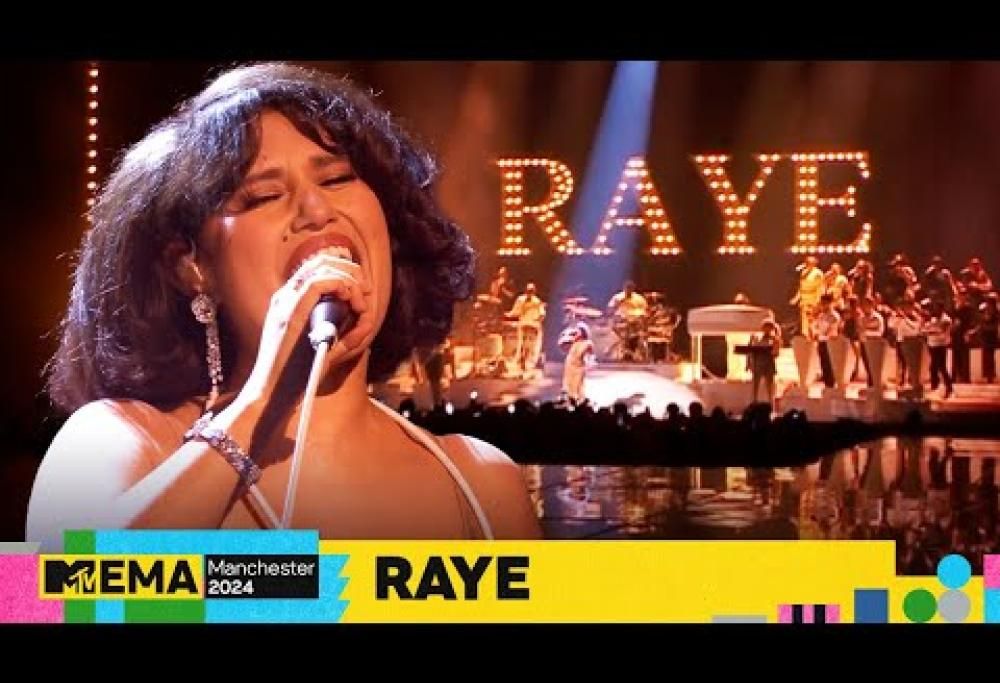 Raye: il travolgente show agli MTV EMA. Il video