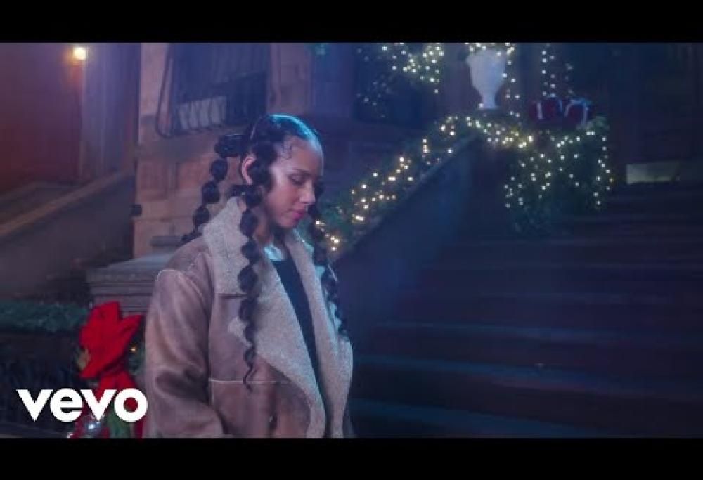 Alicia Keys canta  Happy Xmas (War Is Over) . Il video