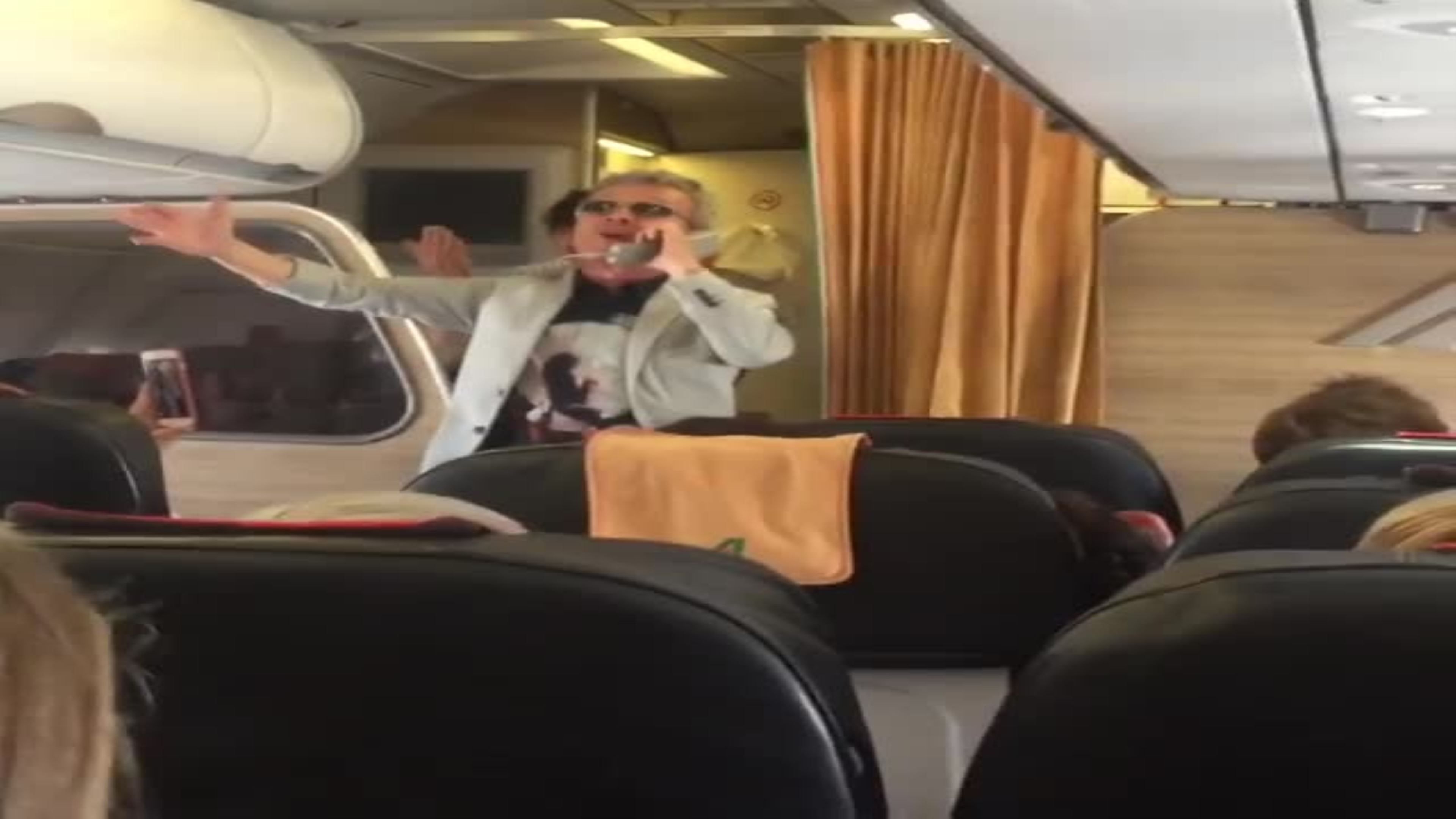 Pupo canta sull’aereo in ritardo e calma i passeggeri.