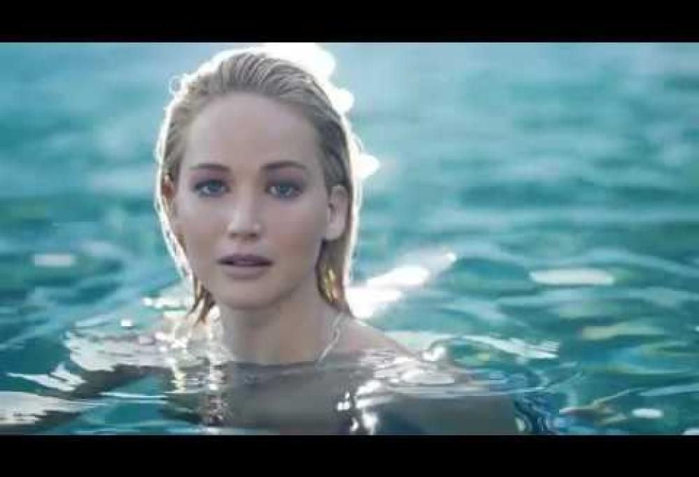 Jennifer Lawrence: il video mozzafiato in piscina