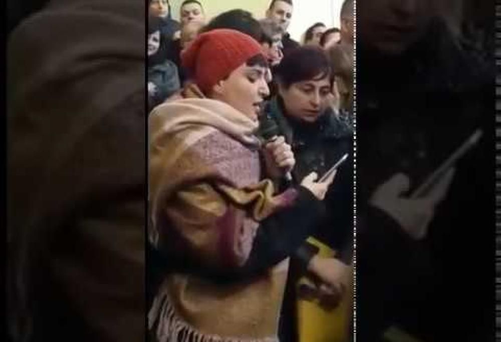 Arisa si commuove cantando ai funerali di due vittime di Rigopiano