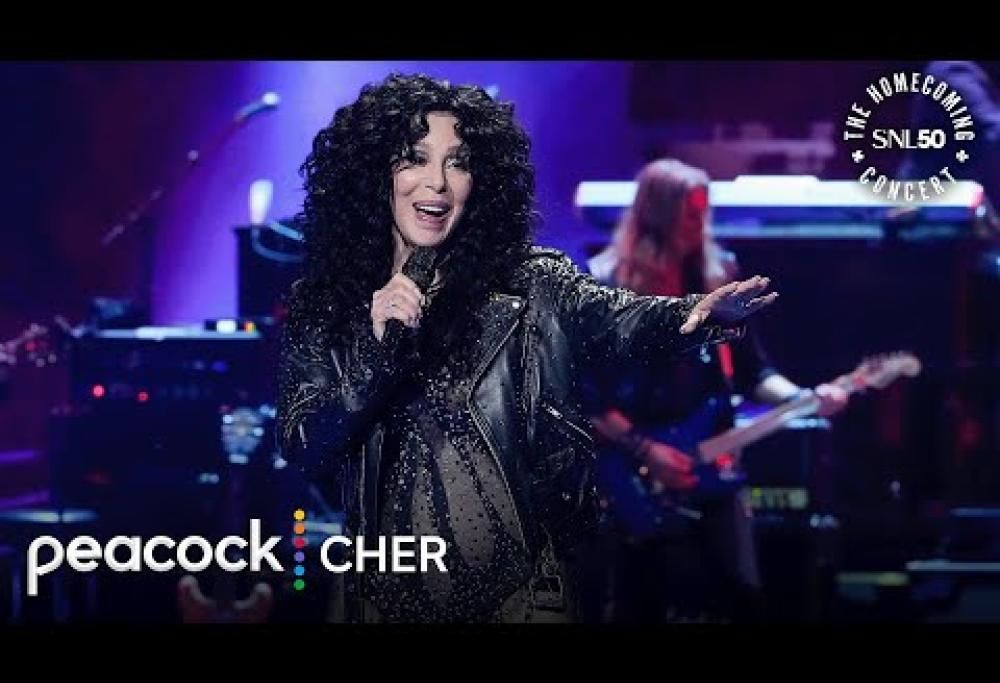 Cher esegue  If I Could Turn Back Time al concerto per i 50 anni di Saturday Night Live. Il video