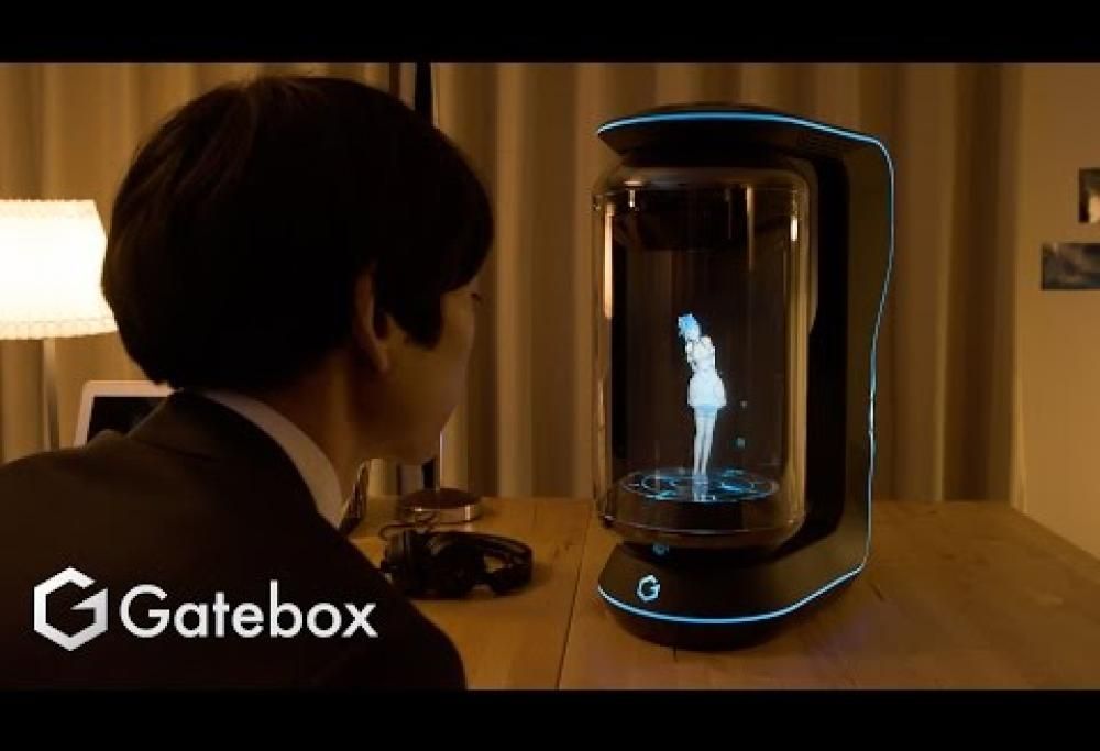 Stanchi della solita assistente virtuale? Ora è un ologramma!