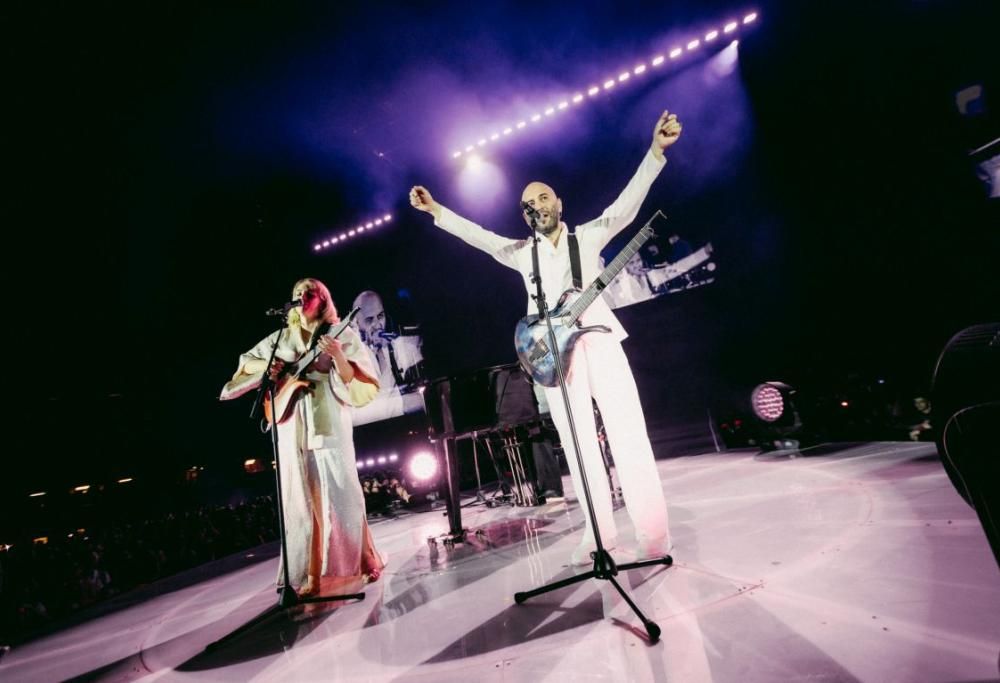 Giuliano Sangiorgi canta Napule è e si commuove: il bellissimo video