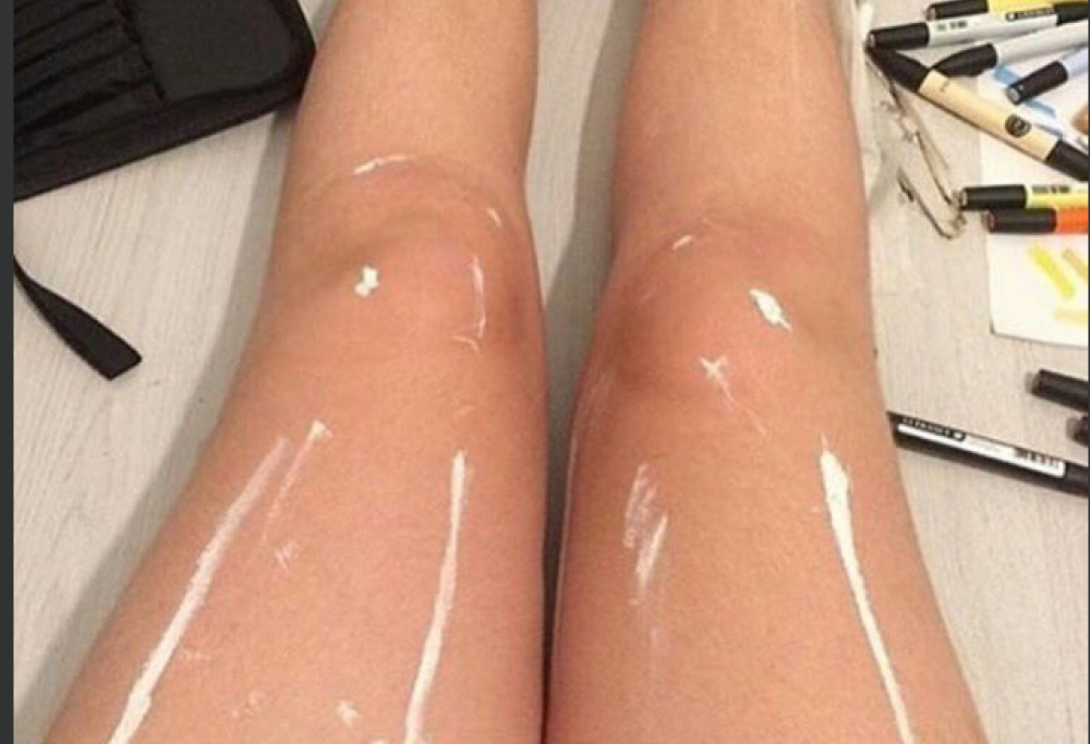 A voi come sembrano queste gambe? L’illusione ottica nuovo rompicapo del web