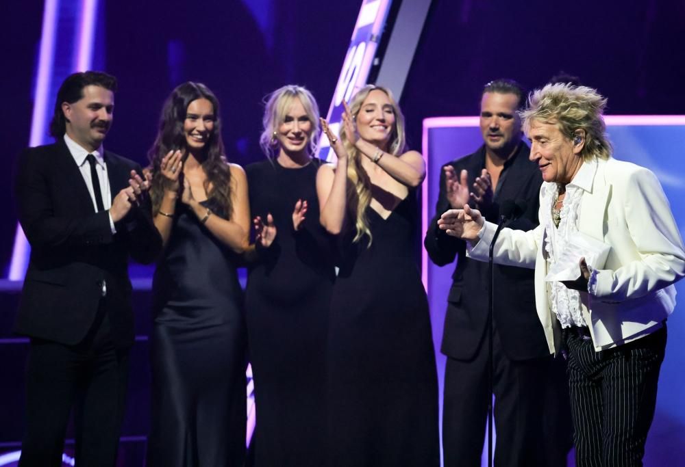 Rod Stewart: la bellissima sorpresa dei figli agli American Music Award. Il video